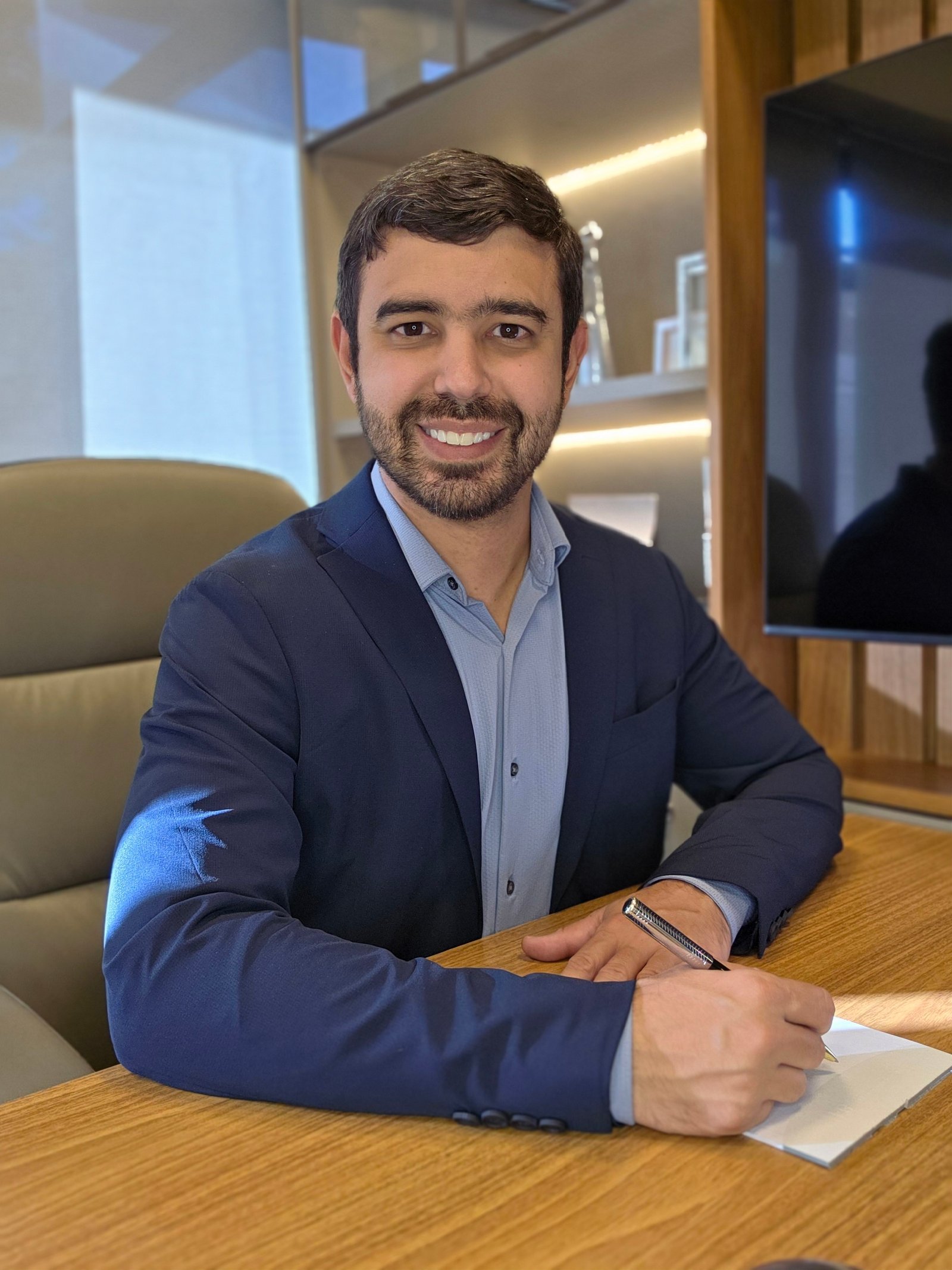 Dr. Robson Laranja, urologista, em consultório